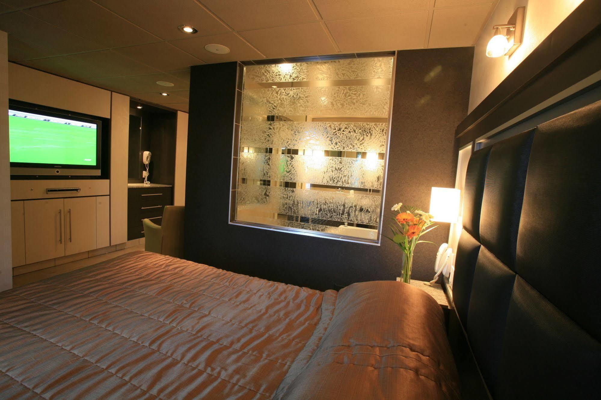 Le Chablis Cadillac Motel Montreal